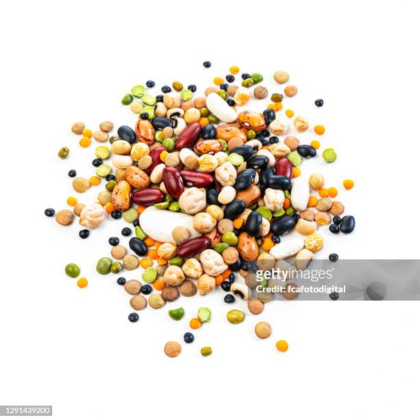 白い背景に分離された混合乾燥豆類ヒープ - マメ科 ストックフォトと画像