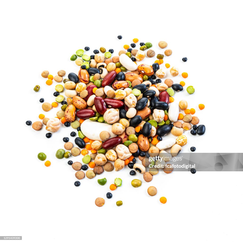 Gemengde droge peulvruchtenhoop die op witte achtergrond wordt geïsoleerd
