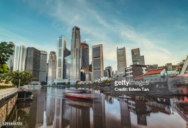 singapore cross junction upptagen gata under solnedgången med suddig rörelse - boat singapore bildbanksfoton och bilder