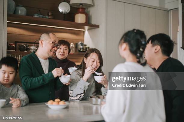 kinesiska flera generationer familj njuter glutinous ris boll tang yuan dessert under vintersolståndet kinesiska nyåret festival - chinese soup bildbanksfoton och bilder