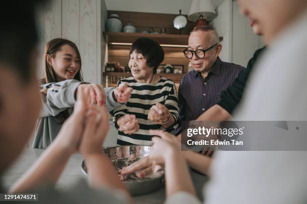 chinese familie bereidt chinees eten tang yuan glutinous rijstbal voor chinees nieuwjaar reünie diner - winterzonnewende stockfoto's en -beelden