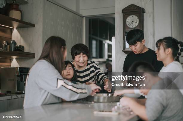 chinesische familie bereitet chinesische nahrung tang yuan klebrige reiskugel für chinesische sendejahr wiedersehen abendessen - asian granny pics stock-fotos und bilder