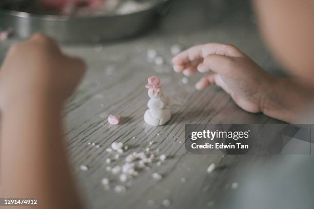 persoonlijk perspectief speelse chinese jongen hand bereidt chinees eten tang yuan glutinous rijstbal voor chinees nieuwjaar reünie diner - winterzonnewende stockfoto's en -beelden