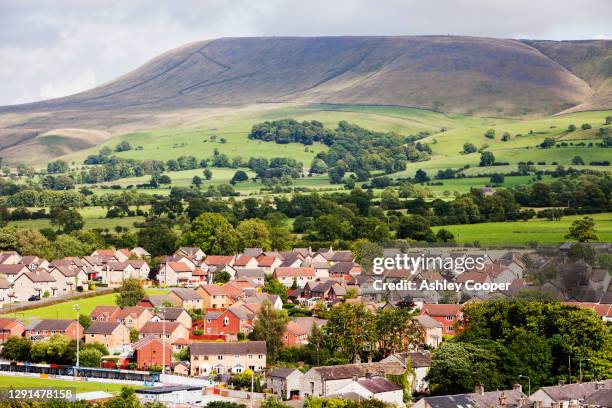 houses on the outskirts of clitheroe, lancashire, uk, looking towards the surrounding countryside and pendle hill. - lancashire stock pictures, royalty-free photos & images