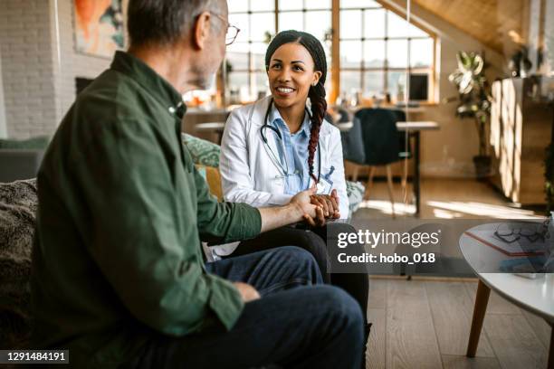 arts en een vriend - house call stockfoto's en -beelden