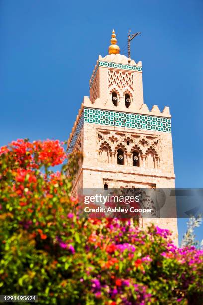 a doorway on a house in marrakech, morocco, north africa. - minarete stock-fotos und bilder