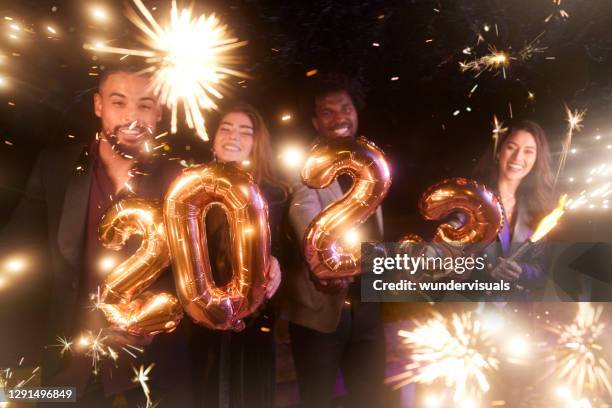 groep vrienden die 2023 ballonnen en sterretjes houden die nieuwe jaren vieren - years of appassionata friends forever stockfoto's en -beelden