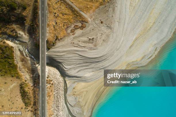 luchtmening van weg naast meer. - lake pukaki stockfoto's en -beelden