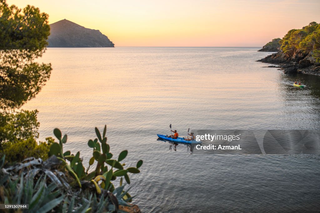 Kayakistes pagayant le long du rivage méditerranéen à l’aube