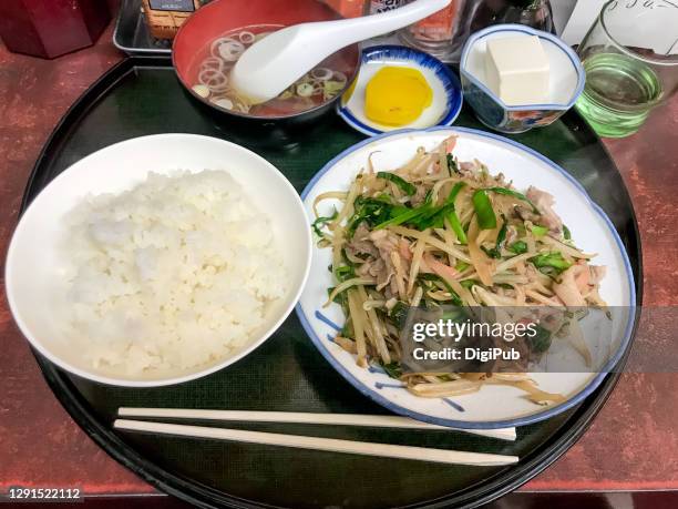 chuka niku-nira-itame teishoku served on counter table - hiyayakko fotografías e imágenes de stock