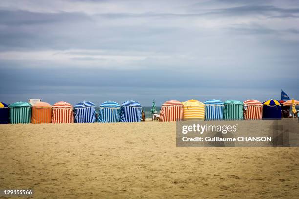 trouville beach - trouville sur mer 個照片及圖片檔