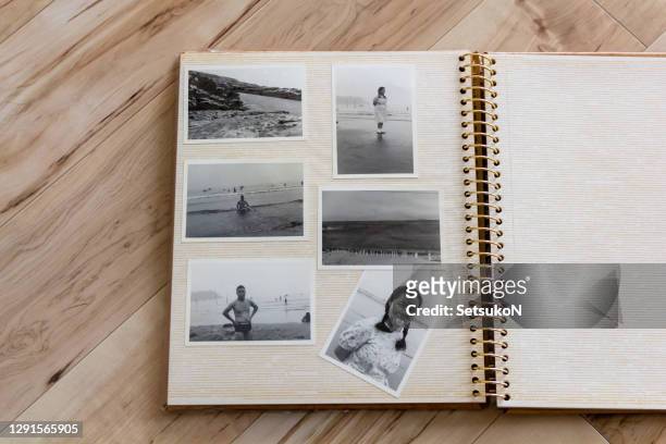 相冊，60后日本夫婦拍攝的黑白老照片。木製背景。 - scrapbook 個照片及圖片檔