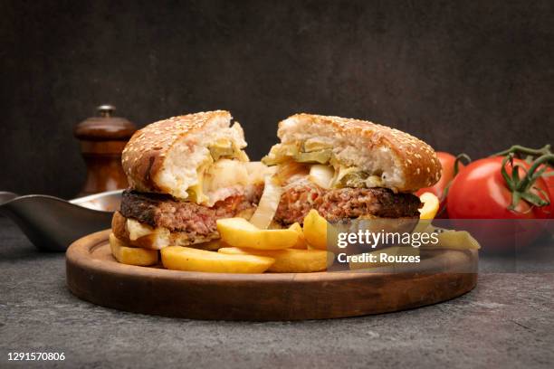美味的乳酪漢堡切成兩半 - bisected 個照片及圖片檔