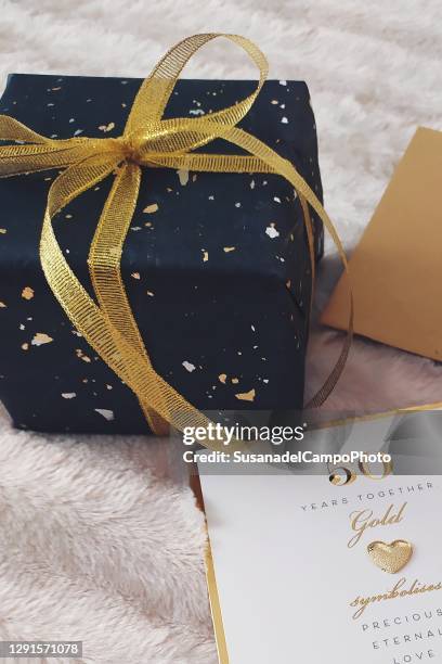 wrapped gift and card for a 50th wedding anniversary - goldener hochzeitstag stock-fotos und bilder