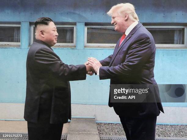 Le leader nord coréen Kim Jong Un et le président américain Donald Trump lors d'une rencontre le 30 juin 2019 dans la zone démilitarisée à Panmunjom,...