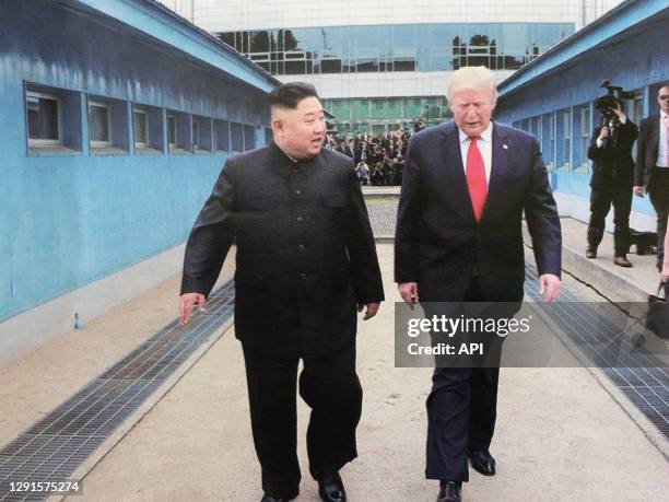 Le leader nord coréen Kim Jong Un et le président américain Donald Trump lors d'une rencontre le 30 juin 2019 dans la zone démilitarisée à Panmunjom,...