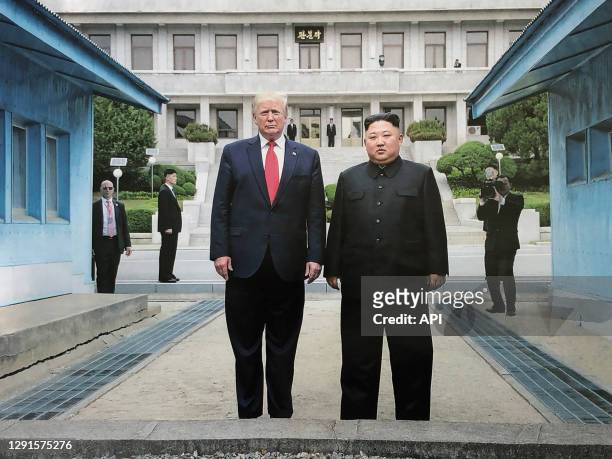 Le leader nord coréen Kim Jong Un et le président américain Donald Trump lors d'une rencontre le 30 juin 2019 dans la zone démilitarisée à Panmunjom,...