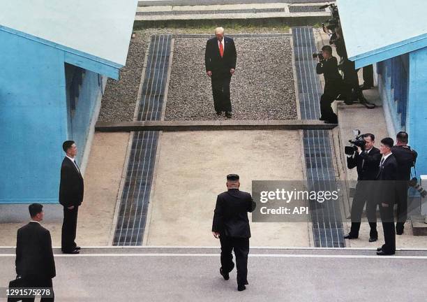 Le leader nord coréen Kim Jong Un et le président américain Donald Trump lors d'une rencontre le 30 juin 2019 dans la zone démilitarisée à Panmunjom,...