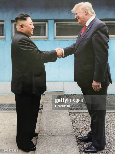 Le leader nord coréen Kim Jong Un et le président américain Donald Trump lors d'une rencontre le 30 juin 2019 dans la zone démilitarisée à Panmunjom,...