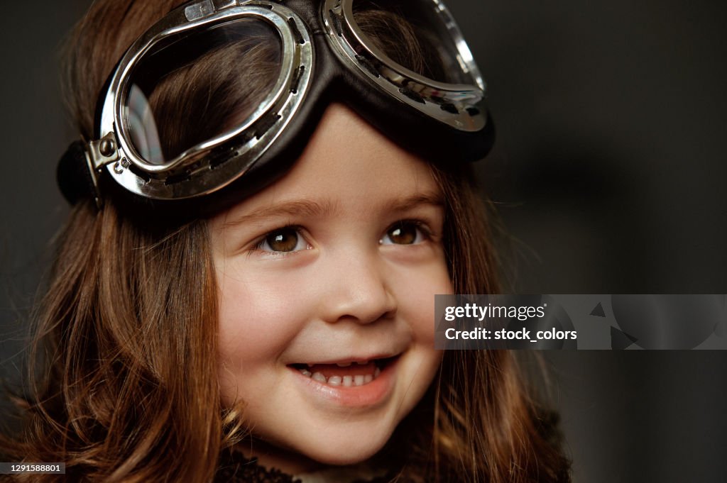 Sourire toothy de fille d’aviateur
