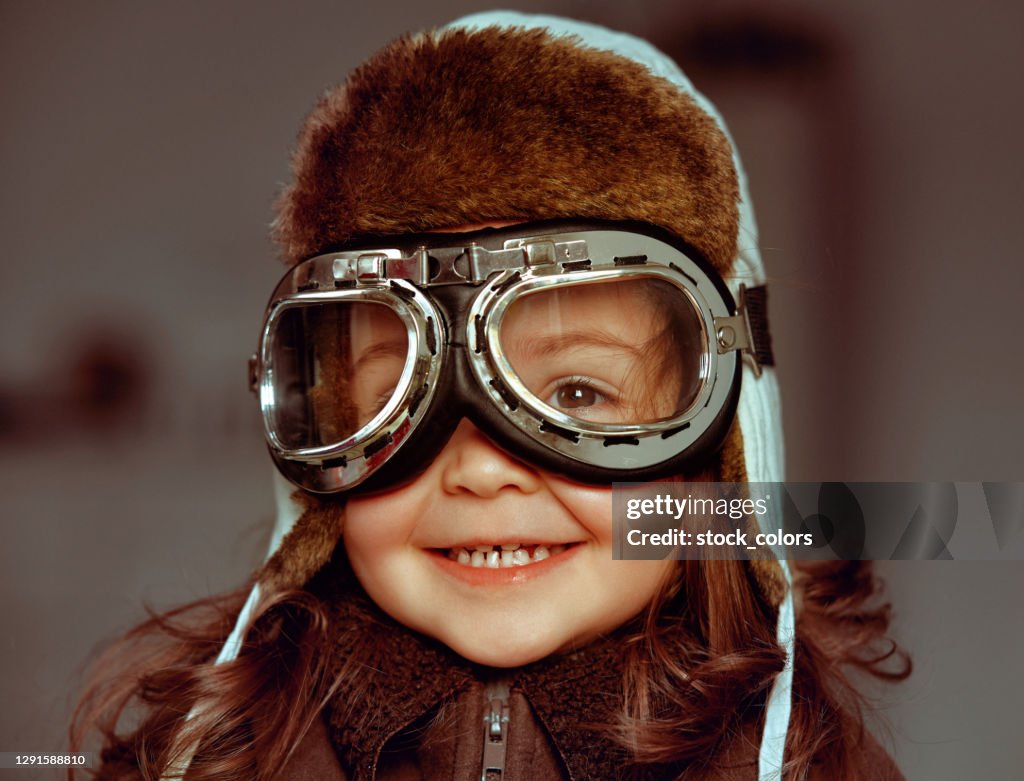 Porter des lunettes d’aviateur et regarder l’appareil photo