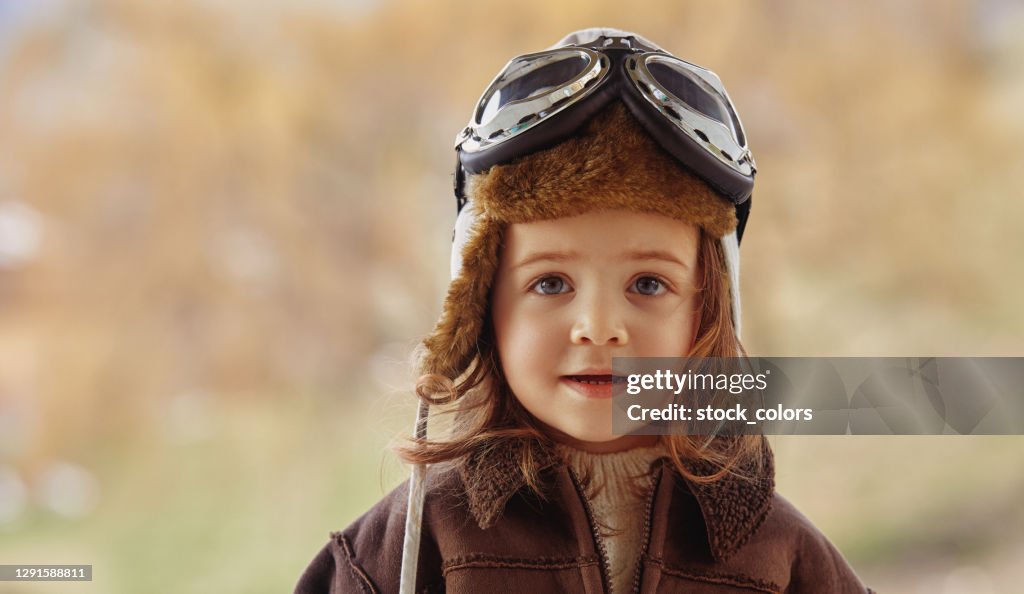 Bébé d’aviateur posant à l’extérieur
