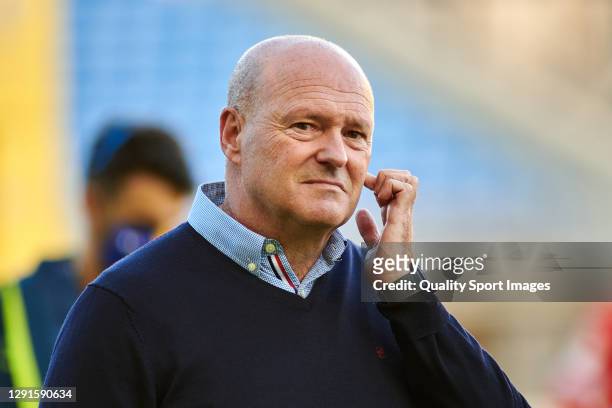 Pepe Mel, head coach of UD Las Palmas looks on prior the LaLiga SmartBank match between UD Las Palmas and AD Alcorcon at Gran Canaria Stadium on...