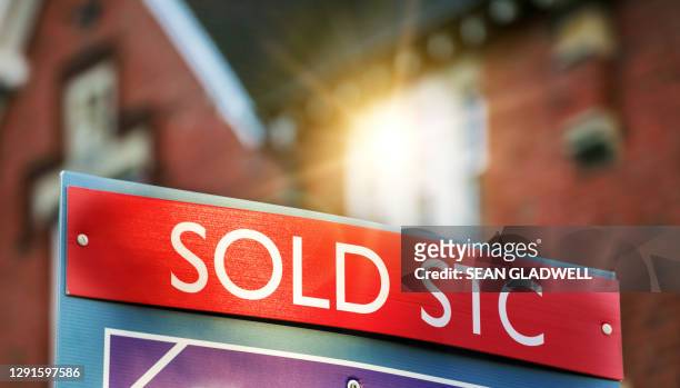 house sold sign - house for sale uk stock pictures, royalty-free photos & images