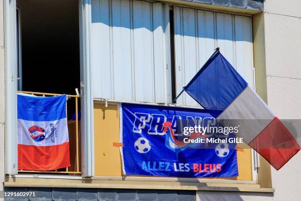 Balcon HLM avec un drapeau français allez les bleus, 15 juillet 2018, Le Mans, Sarthe, France.