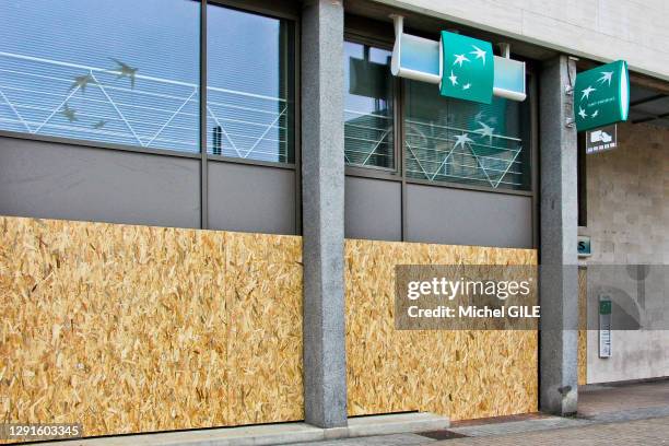 Vitrines de la banque "BNP Paribas" barricadées derrière par des planches de bois lors de la manifestation de "Gilets Jaunes" le 12 janvier 2019, Le...