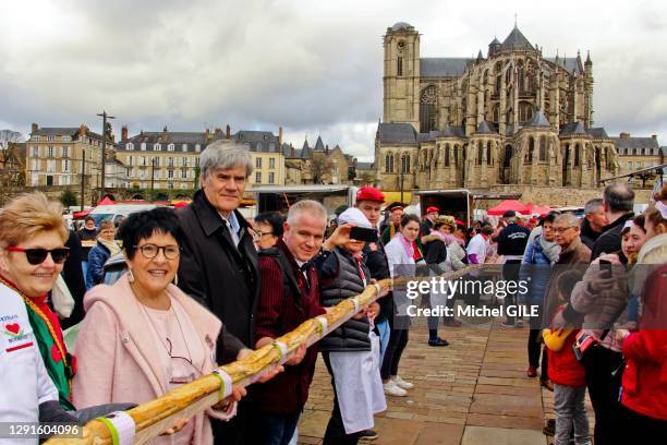 Record du monde du plus gros sandwich de rillettes, avec une baguette de pain longue de 72 mètres pour 40 kilos de rillettes en présence du maire...