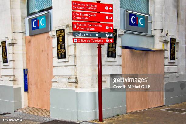 Vitrines de la banque "CIC" barricadées derrière par des planches de bois lors de la manifestation de "Gilets Jaunes" le 12 janvier 2019, Le Mans,...