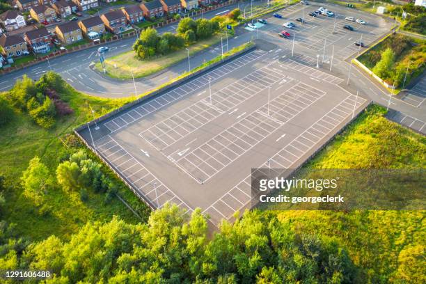 leere parkplätze - parking space stock-fotos und bilder