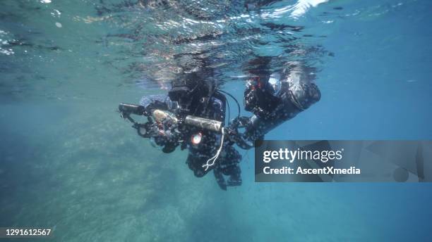 mergulhador explora o mar com câmera de filme subaquática - underwater film camera - fotografias e filmes do acervo