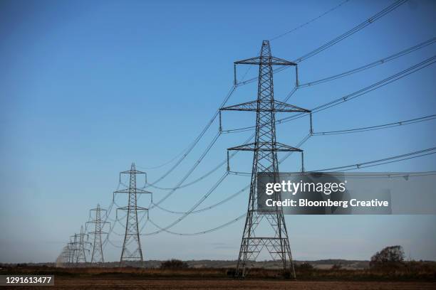 electrical power lines - hochspannungsmast stock-fotos und bilder