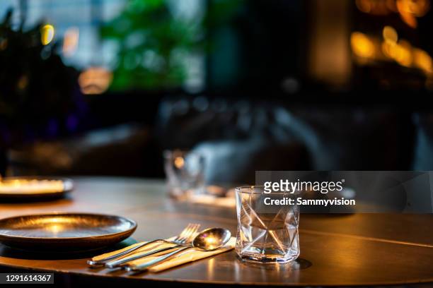 dining table in the luxury restaurant - gedekte tafel stockfoto's en -beelden