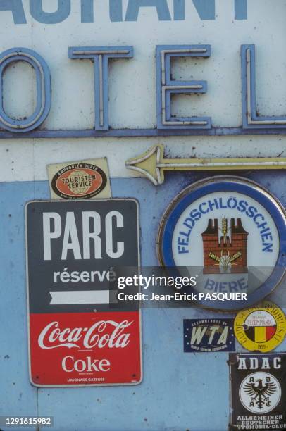 Divers panneaux dont Coca Cola et bière Feldschlosschen, décembre 1985, Spa, Belgique