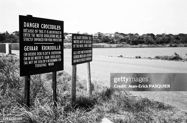Rivière infestée de crocodiles, panneau danger, juillet 1969, Durban, Afrique du Sud