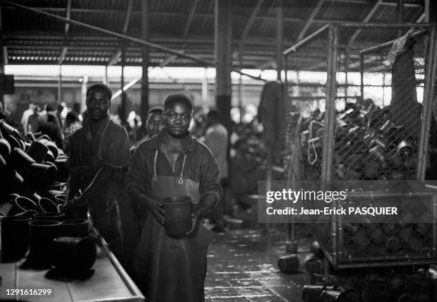 Beer hall, lieu réservé aux noirs pour boire de la bière dans des chopes en caoutchouc pour éviter les bagarres mortelles, juillet 1969, Durban,...
