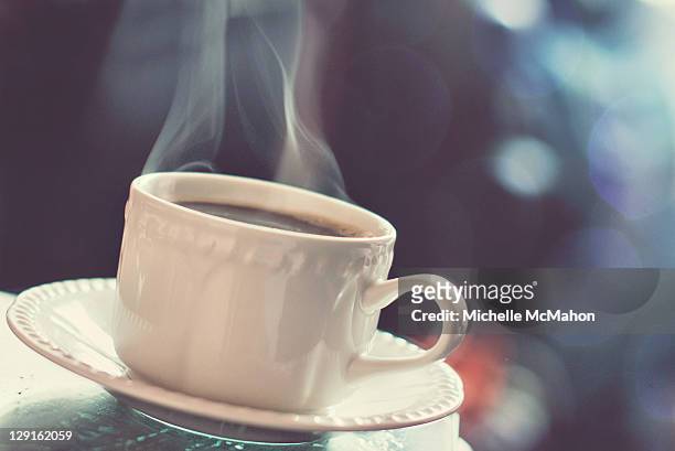freshly brewed coffee - filterkaffee stock-fotos und bilder
