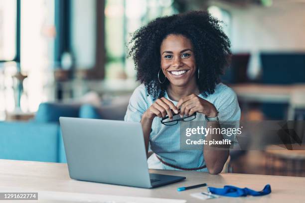 junge geschäftsfrau in einem modernen büro - desk woman glasses stock-fotos und bilder