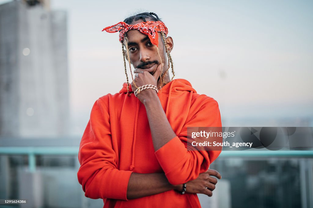 Retrato de um rapper gangsta ao ar livre na cidade