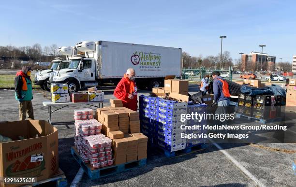 Drive Through Food Distribution Event Food Bank Drive Through Photos and Premium High Res Pictures - Getty Images