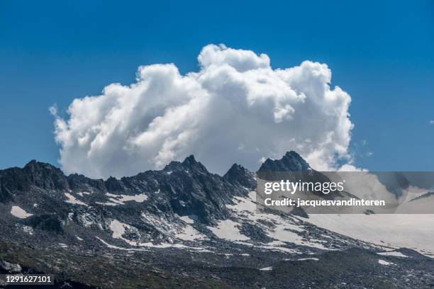Cloud On Ridges 64 Ridge (Meteorology) Stock Photos, High-Res Pictures, and Images ...