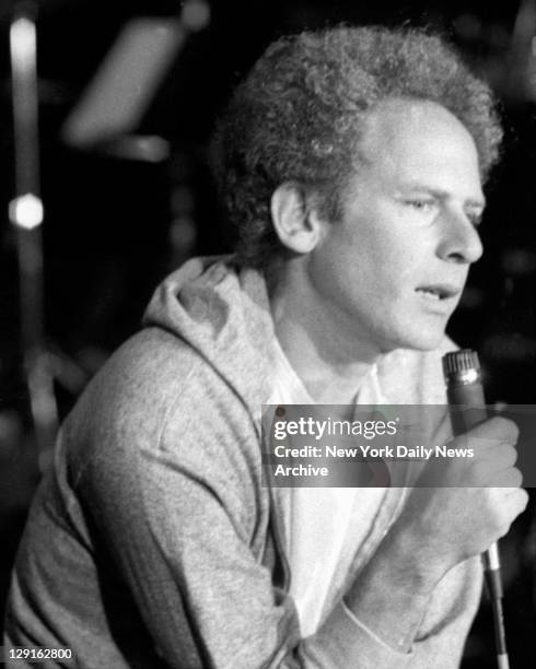 Garfunkel 65 Simon Garfunkel 1981 Concert In Central Park Stock Photos, High-Res ...