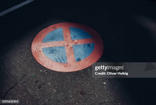 german traffic sign means absolutely no stopping or parking - oops stock-fotos und bilder