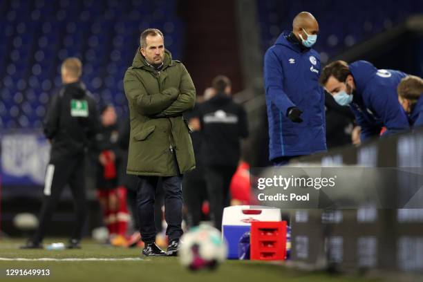 Manuel Baum, Head Coach of FC Schalke 04 and assistant Naldo react after the Bundesliga match between FC Schalke 04 and Sport-Club Freiburg at...