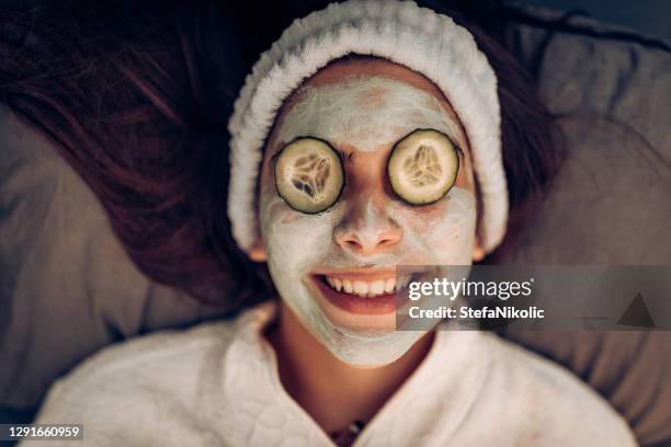 traitement de beauté - mud mask photos et images de collection