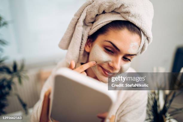 feeling younger - máscara facial imagens e fotografias de stock