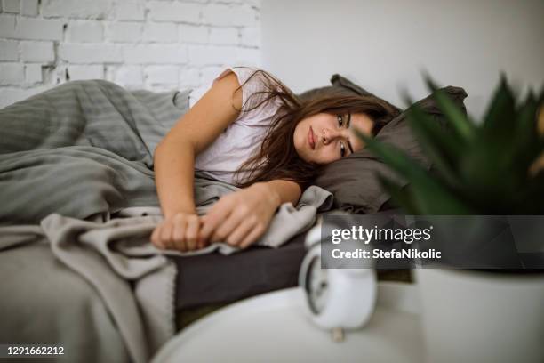 ontspannen slaperige vrouw - insomnia stockfoto's en -beelden